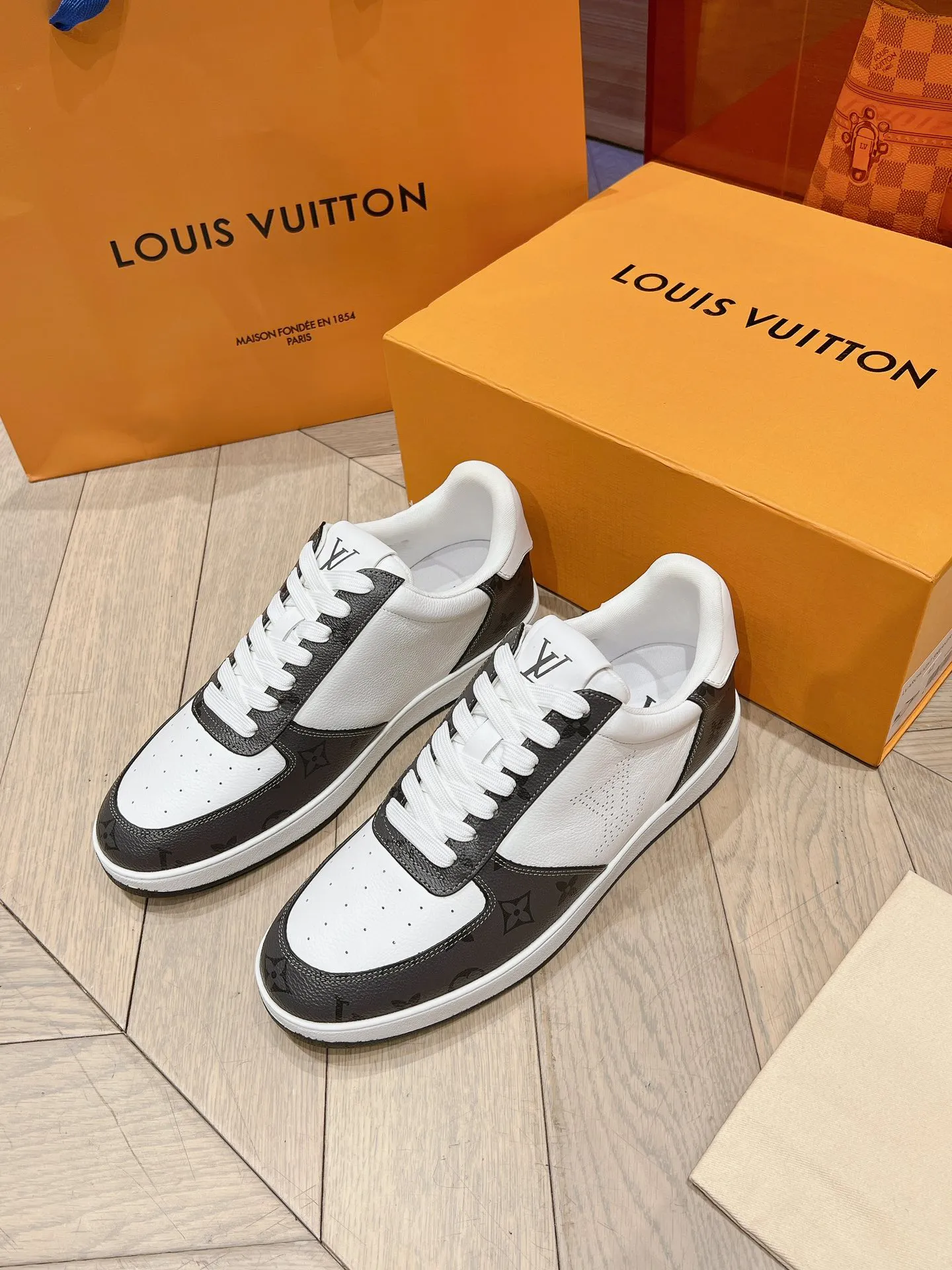 👟👟Ex-factory price 680👟👟 LV new white shoes men's letter series letter color matching pure cowhide 3D printed breathable holes men's casual business travel shoes👟full of comfort Size number: 39-45